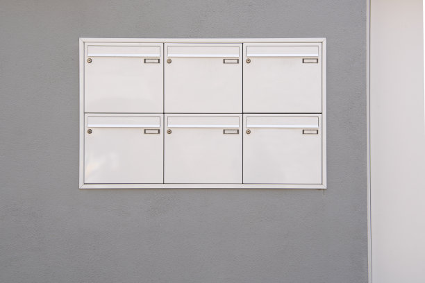 灰色墙壁上的白色信箱的图形视图图片下载