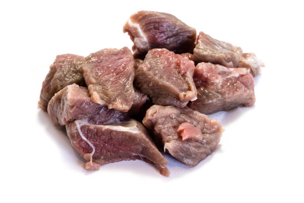在白色背景上分离的炖牛肉图片下载