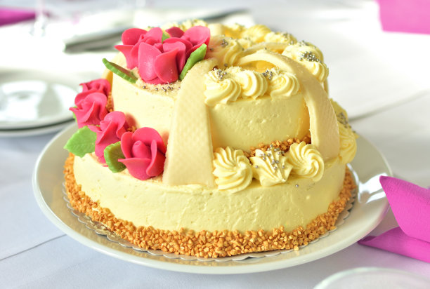 装饰精美的婚礼蛋糕覆盖了杏仁糖装饰图片下载