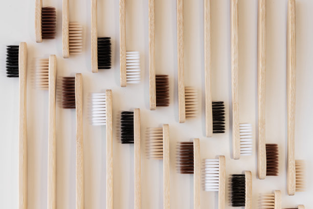 环保竹牙刷组，白色背景。不同的颜色。俯视图，图案，壁纸。天然有机口腔卫生产品。牙科零浪费和无塑料的概念。地球的安全。图片下载