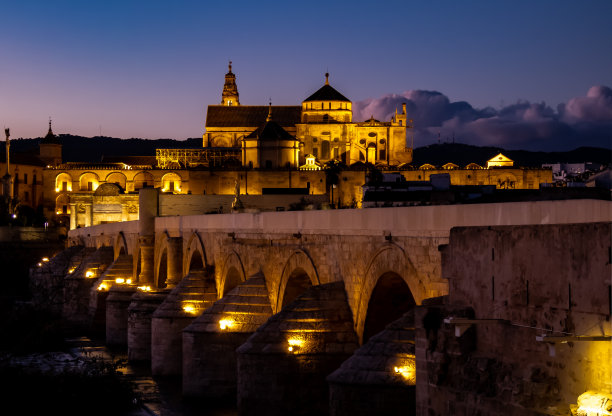 科尔多瓦大教堂的夜景照片图片下载