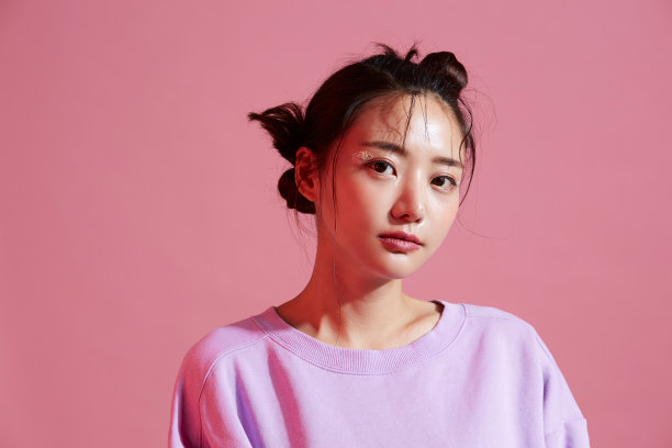 年轻的亚洲女人与闪光的化妆穿着运动时尚图片下载