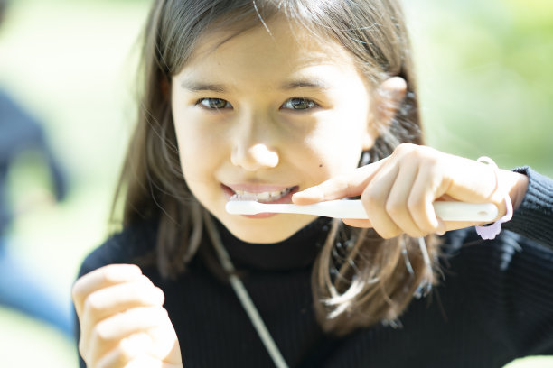 小女孩在户外刷牙图片下载