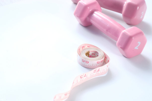 健身概念与哑铃和测量带白色图片下载