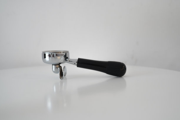 白色背景下的金属特写镜头图片下载