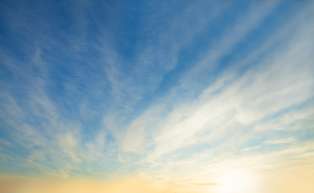 蓝天白云，美丽的山水天际线为背景图片下载