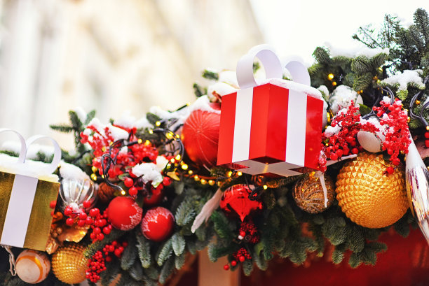 用新年装饰的圣诞树枝上的新年礼物图片下载