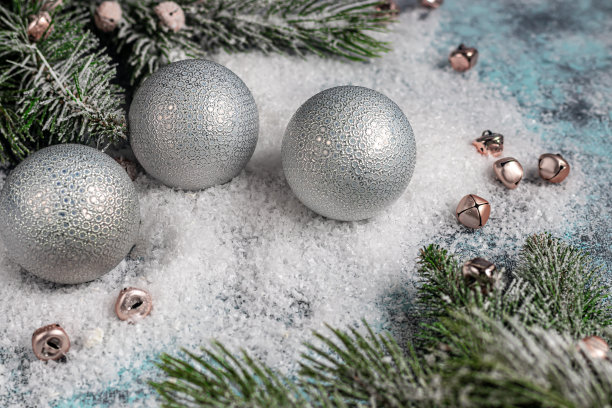 圣诞和新年。节日背景有冷杉树枝、圣诞树、新年玩具。从以上观点。图片下载