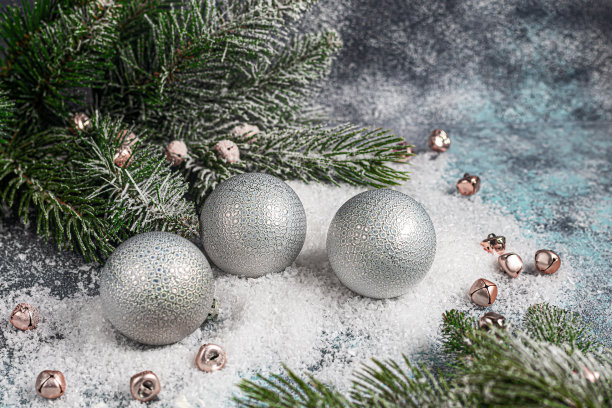 圣诞和新年。节日背景有冷杉树枝、圣诞树、新年玩具。从以上观点。图片下载