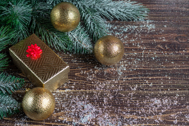 新年的成分。圣诞树的树枝，盒子里的礼物。圣诞节，冬天，新年的概念。平躺，俯视图。图片下载