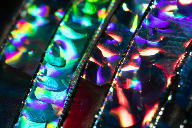 一张破碎的CD被切割成抽象的全息背景图片下载