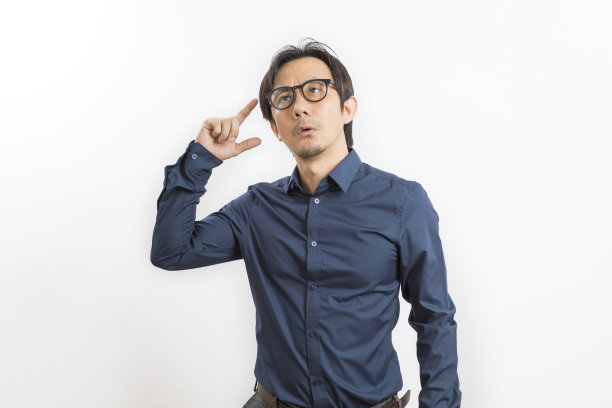 中年亚洲男子在一件黑色的衬衫和眼镜与好奇的表情。图片下载