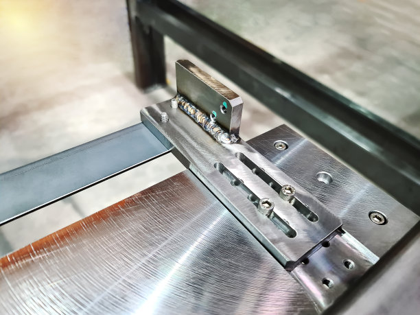 安装在车间工作台上的近距离焊接钢支架图片下载