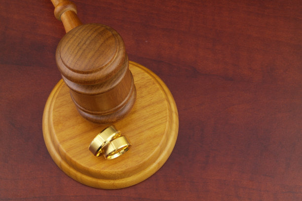 金婚戒和木槌图片下载