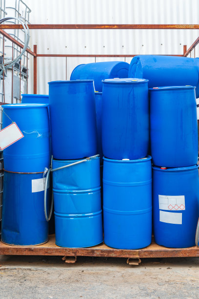 蓝色旧桶与锈蚀金属托盘图片下载