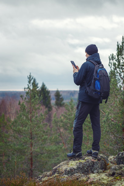游客在户外用智能手机寻找信息。图片下载