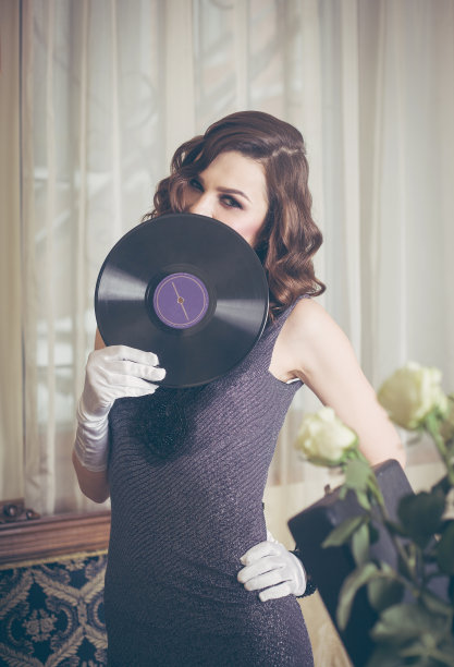 带着黑胶唱片的复古美女。的内部。图片下载