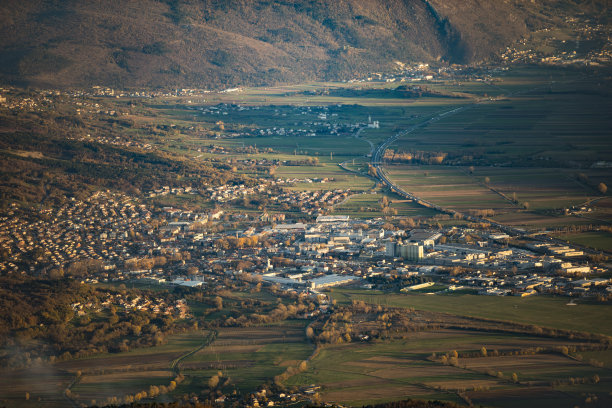 从高角度看山谷中的小镇图片下载