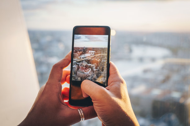 一名男子在日落时分拍摄伦敦地标图片下载