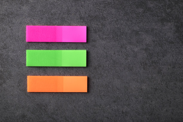 空白彩色贴黑色背景图片下载