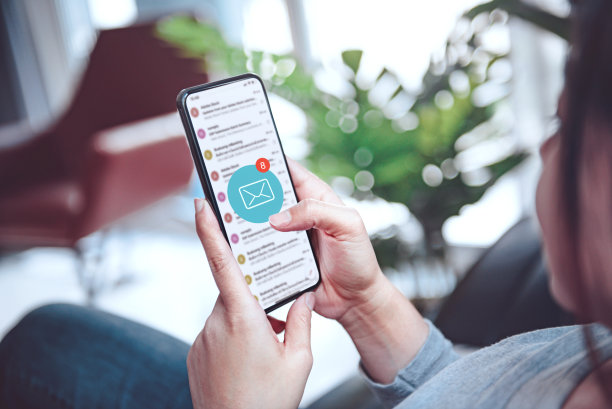 女性在家中接收收件箱查看待处理的电子邮件通信，在移动智能手机上查看新消息。图片下载