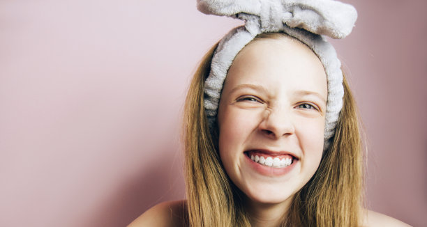 美丽，快乐，积极的少女与灰色蓬松的化妆绷带在她的头上图片下载