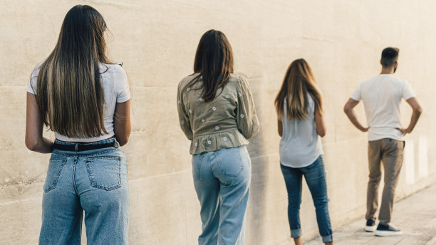 从后面看排队的人。2019冠状病毒(covid-19)在全球传播带来的社交距离和新常态概念图片下载