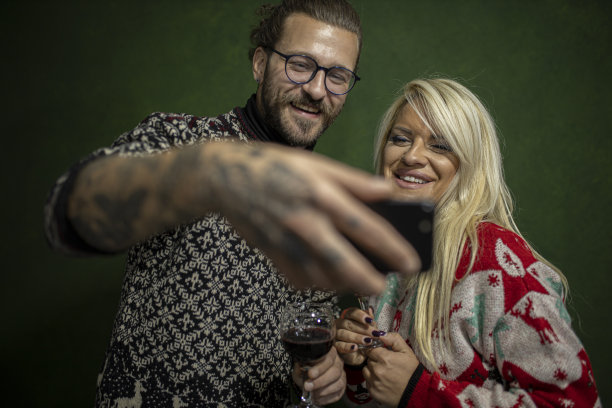 一对异性情侣拍了疯狂的照片图片下载