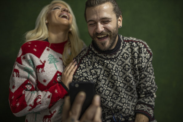 一对异性情侣拍了疯狂的照片图片下载