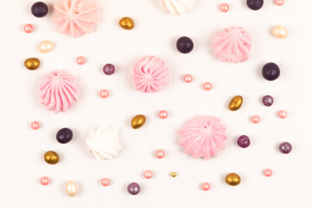 糖果和蛋白蛋糕散落在一张白色的木桌上图片下载