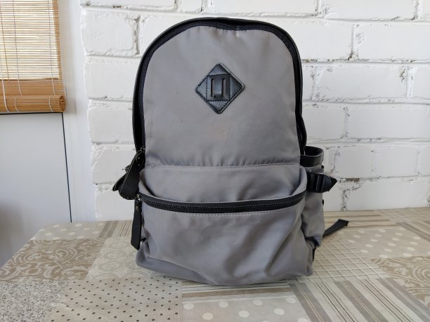 背包在桌子上，孤立的图片下载