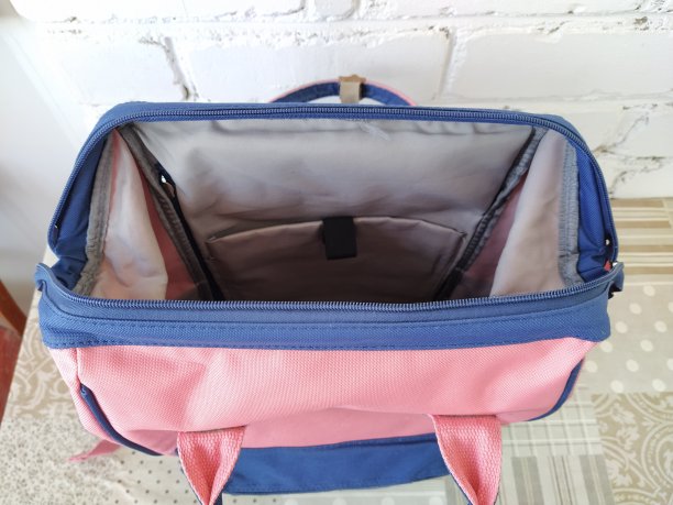 背包在桌子上，孤立的图片下载