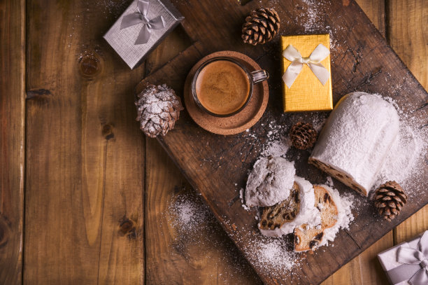 在木质背景上，有香味的浓缩咖啡和礼品盒。传统的德国甜面包与干果和杏仁蛋白。前视图。副本的空间。高质量的照片图片下载