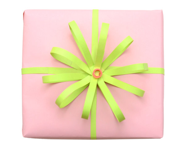 一个顶级礼盒与绿色弓孤立在白色背景图片下载