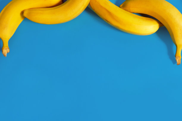黄色香蕉在蓝色背景与复制空间图片下载