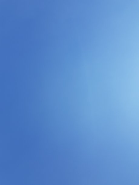 阴天的天空很明亮。图片下载