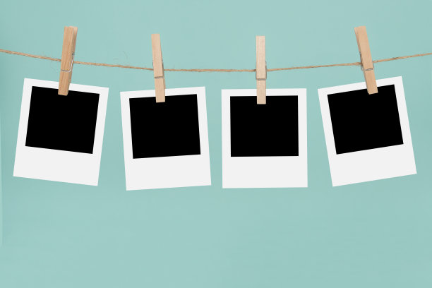 蓝色背景的空相框和晒衣夹的晾衣绳图片下载