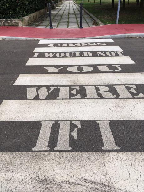 过马路很危险图片下载