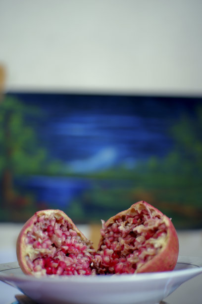 白色盘子里的石榴籽。图片下载