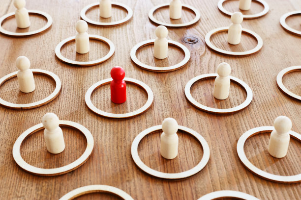 经营理念木桌人形象形象，人力资源管理理念图片下载