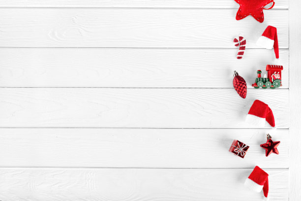不同的圣诞物品摆放在白色的木质背景上图片下载