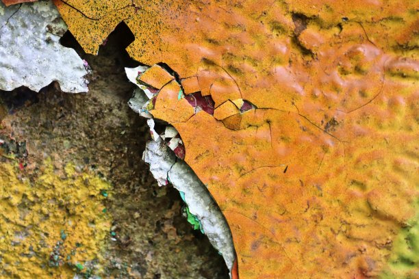 详细的近距离观察老化的混凝土墙裂缝和许多结构图片下载