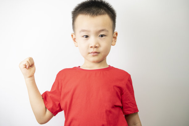 一个对拳头感兴趣的小男孩图片下载