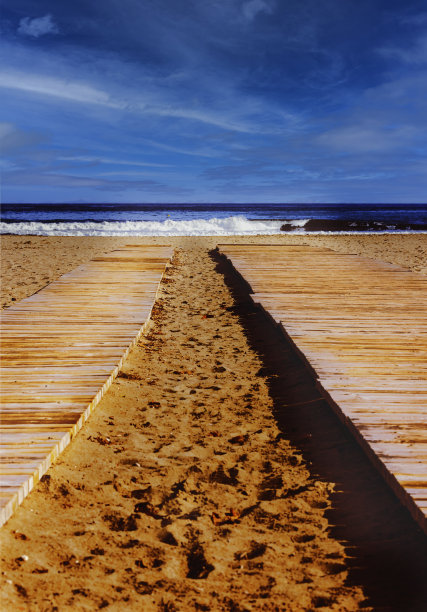 木板路通向海边图片下载