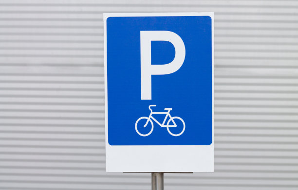 自行车停车标志，显示在停车场停放自行车的空间图片下载