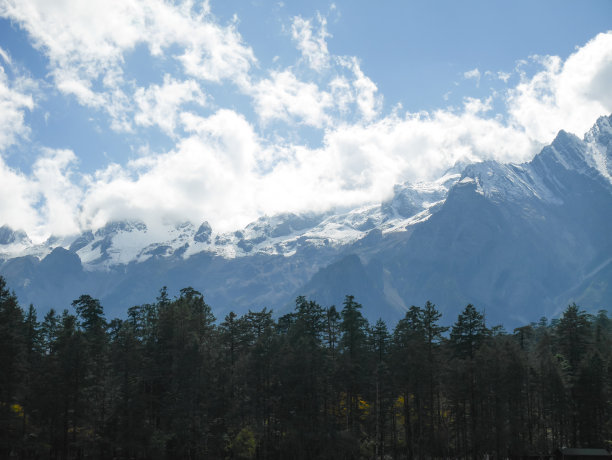 玉龙雪山的山峰被白雪覆盖图片下载