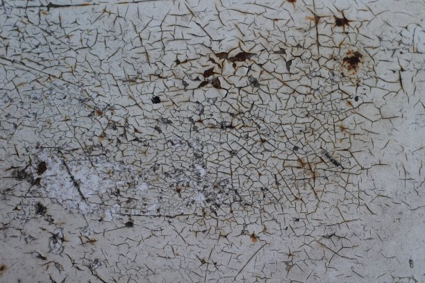 铁锈纹理背景特写铁锈红色金属风化旧划伤剥落白色油漆表面图片下载