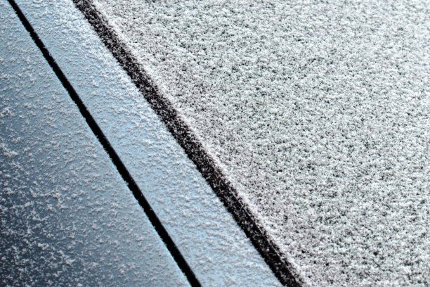 汽车后窗上有冰冻的雪图片下载
