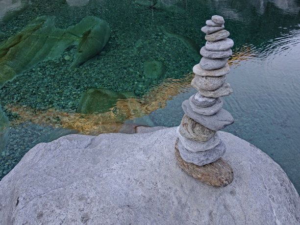 石塔旁的水晶莹剔透图片下载