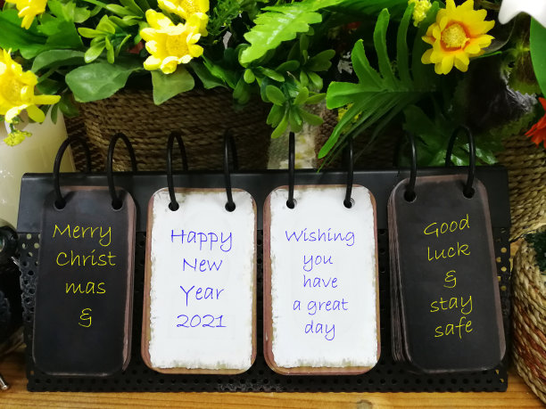 文字在桌面日历，圣诞快乐和新年快乐。图片下载